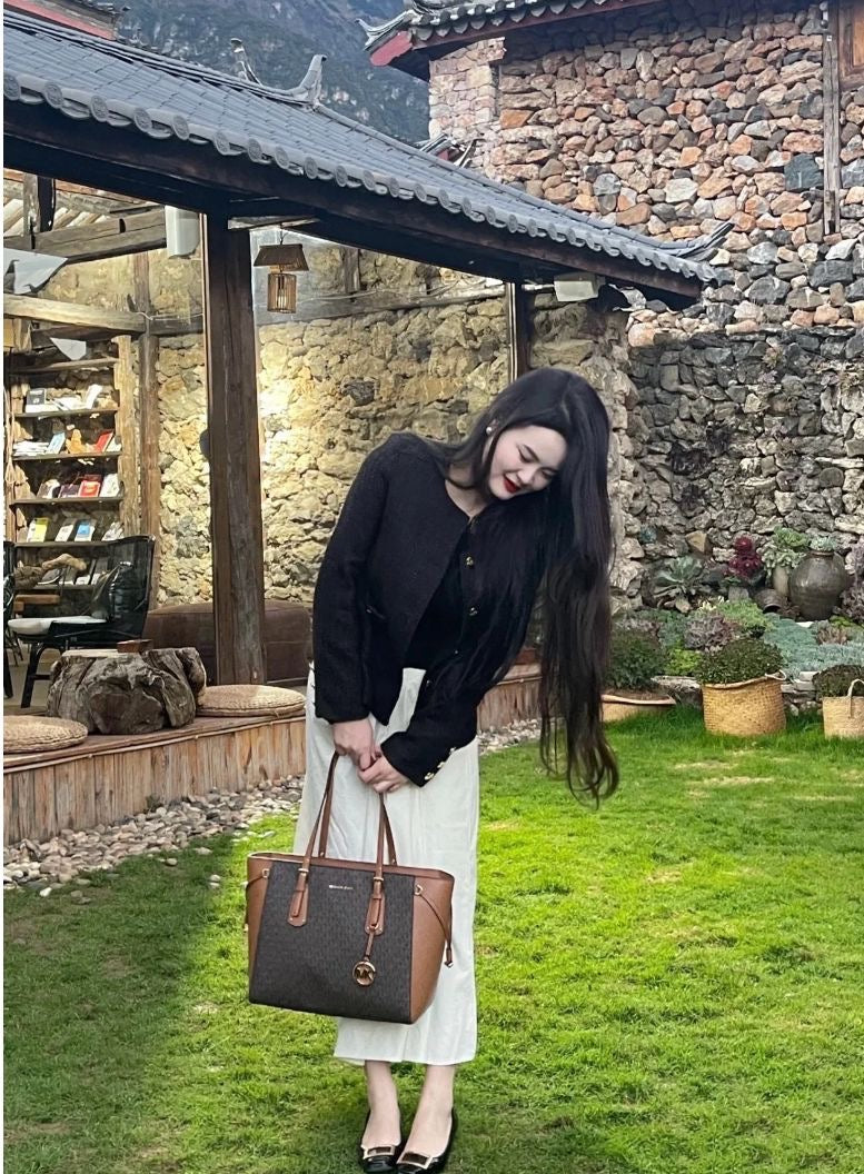 Michael Kors Signature Tote Bag Elegant & Stylish