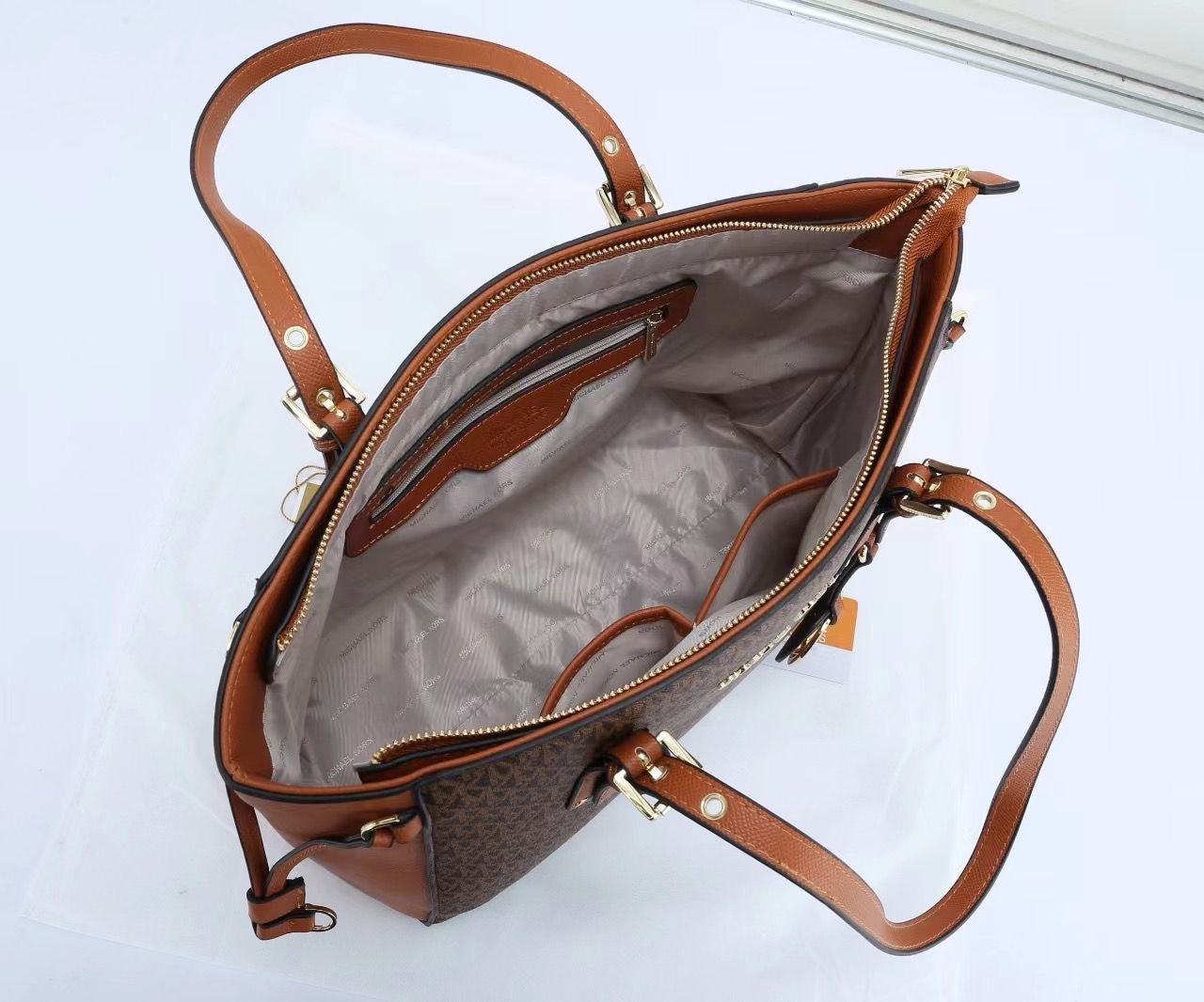 Michael Kors Signature Tote Bag Elegant & Stylish