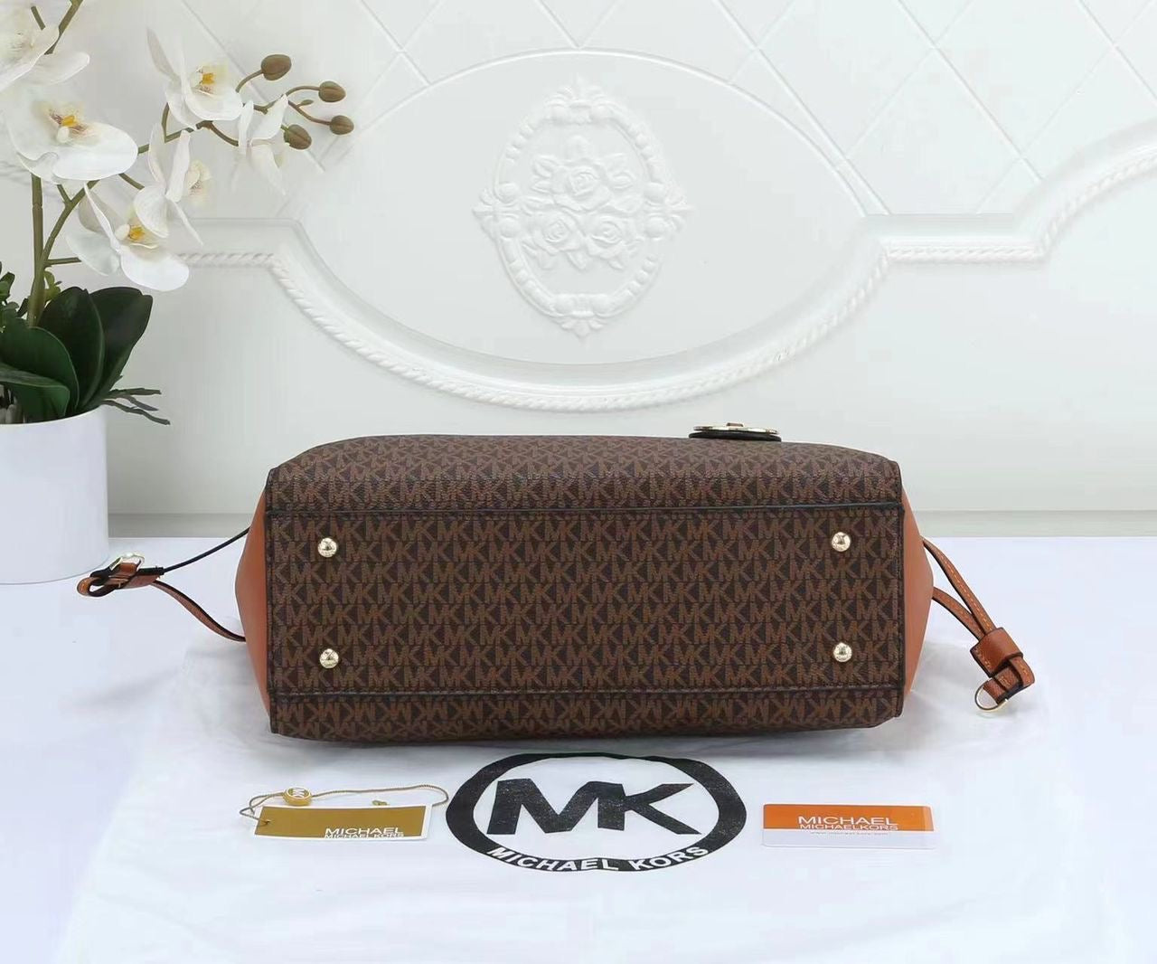 Michael Kors Signature Tote Bag Elegant & Stylish