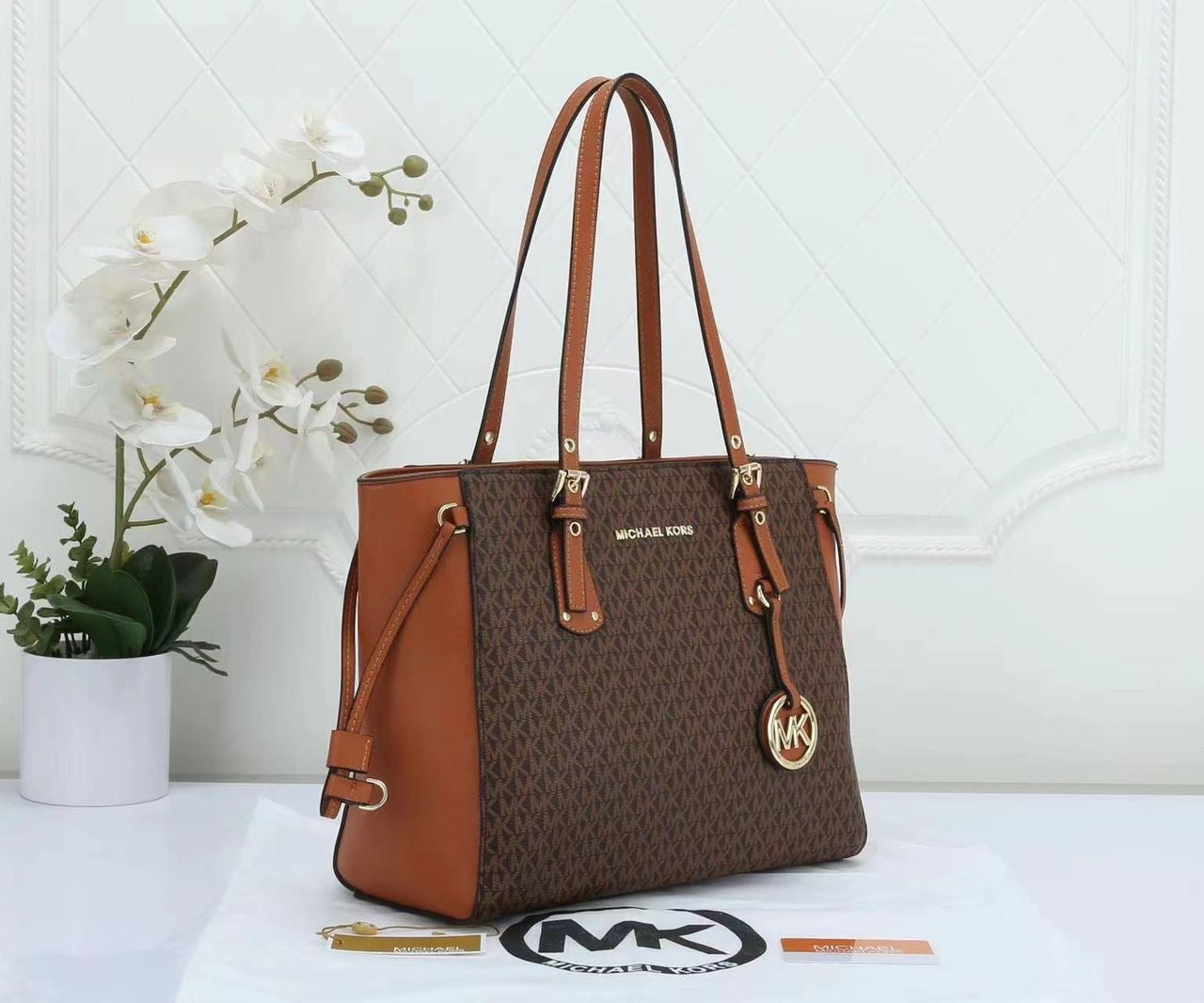 Michael Kors Signature Tote Bag Elegant & Stylish