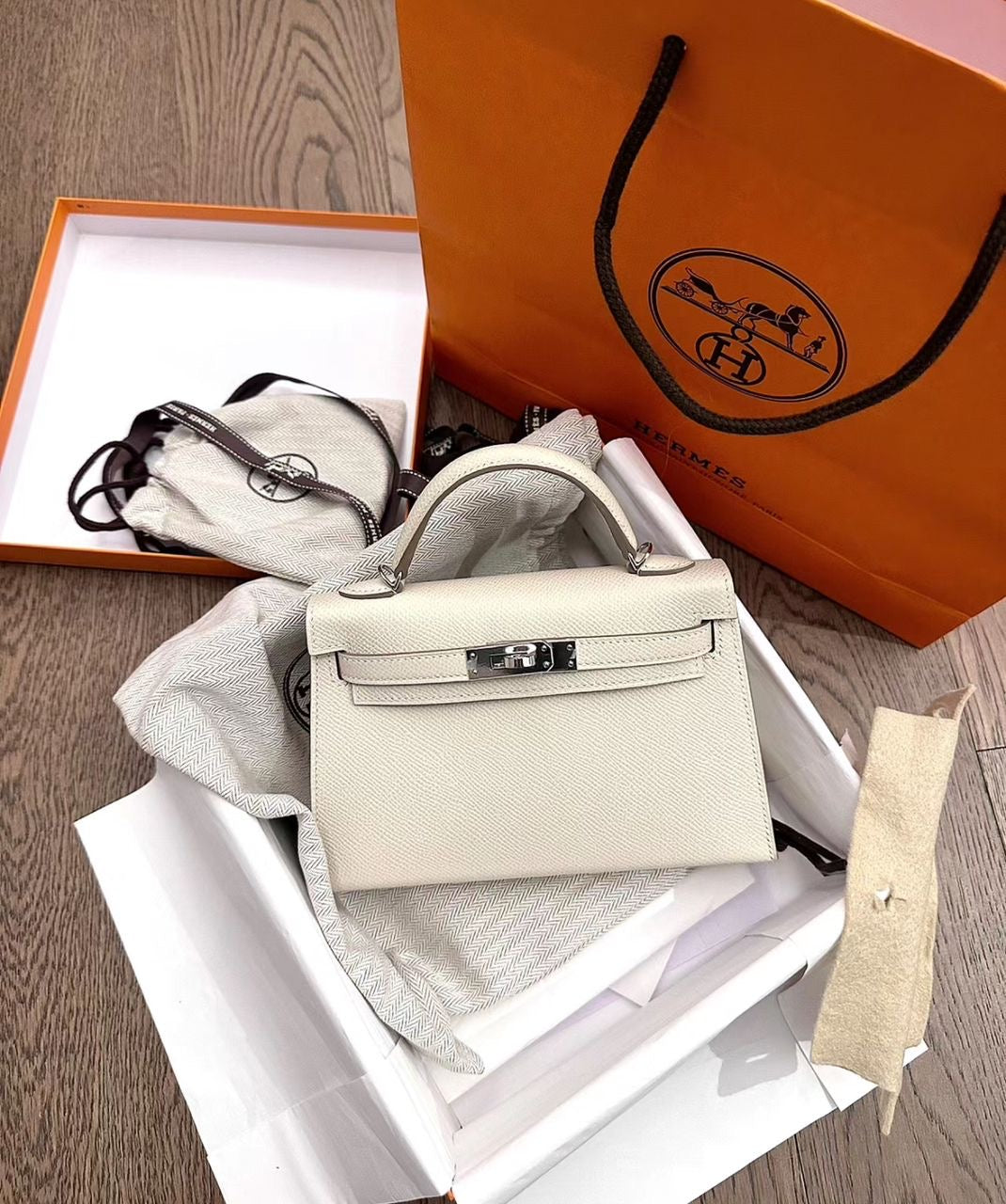 Hermes Kelly 20 Women’s Handbag (White)