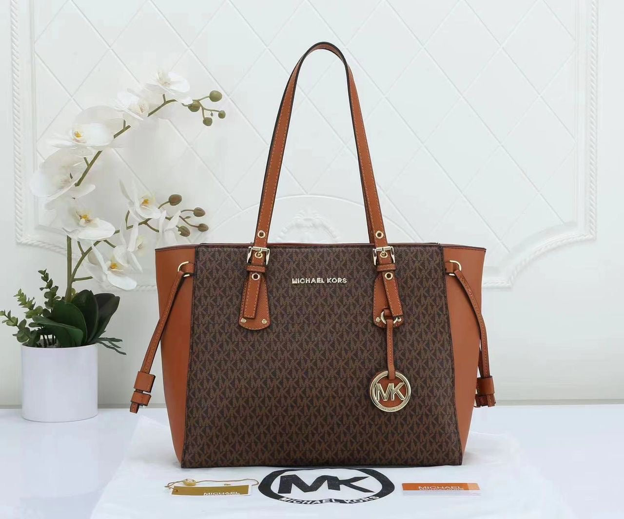 Michael Kors Signature Tote Bag Elegant & Stylish